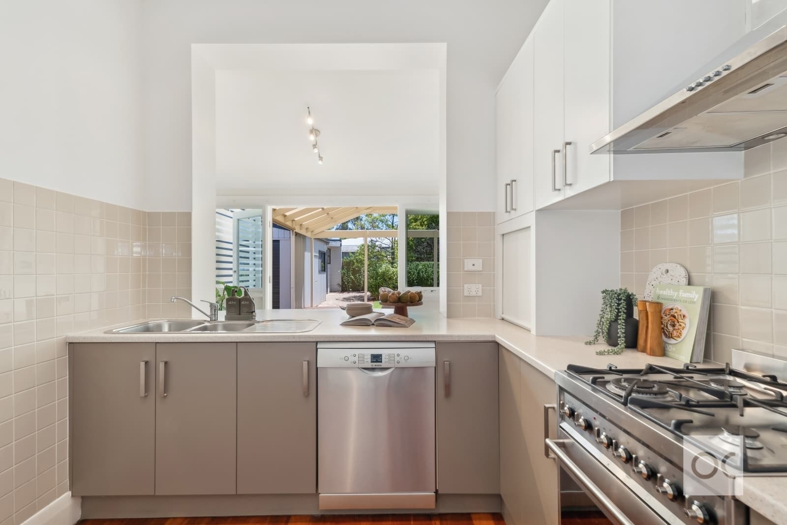 65 Constance Street, Westbourne Park - Thumbnail 6