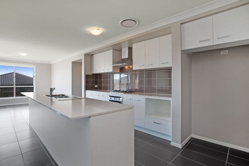10 Dianella Way, Aberglasslyn - Thumbnail 3