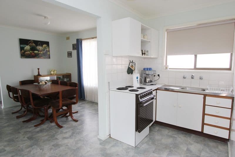 11 Lawrence Avenue, COWES VIC 3922, Cowes - Thumbnail 2