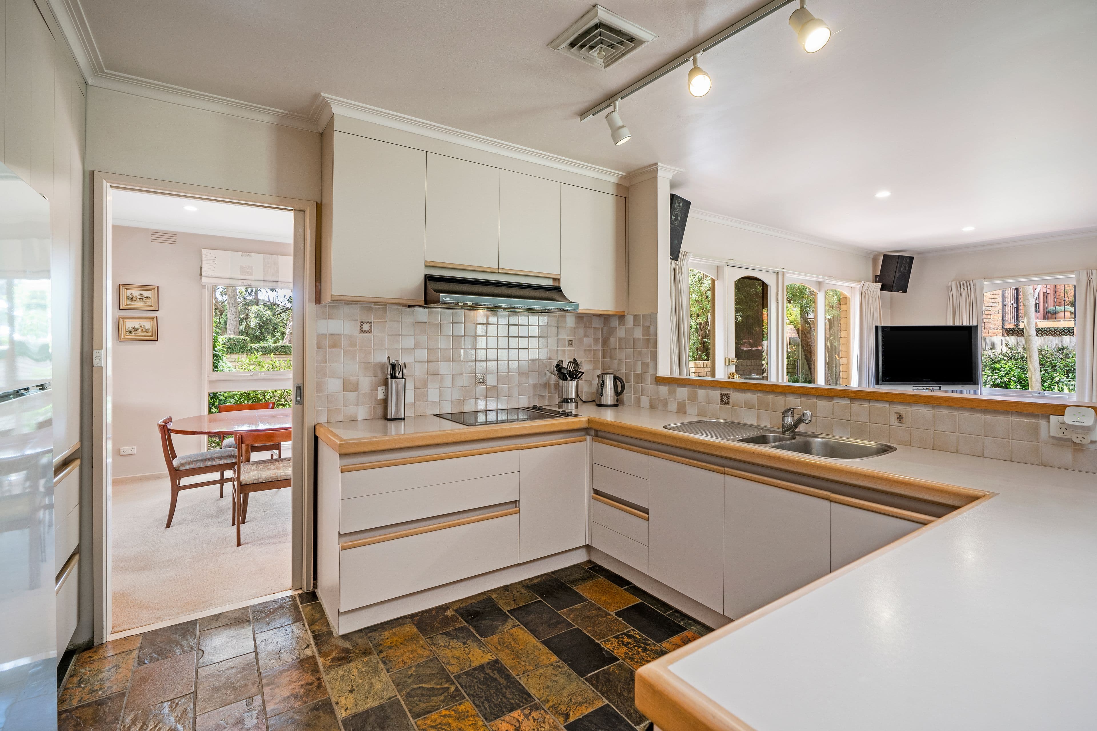33 Belinda Crescent, Wheelers Hill VIC 3150, Wheelers Hill - Thumbnail 2