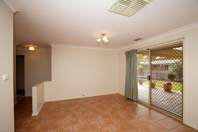9 Kaldari Crescent, GLENFIELD PARK NSW 2650, Glenfield Park - Thumbnail 4
