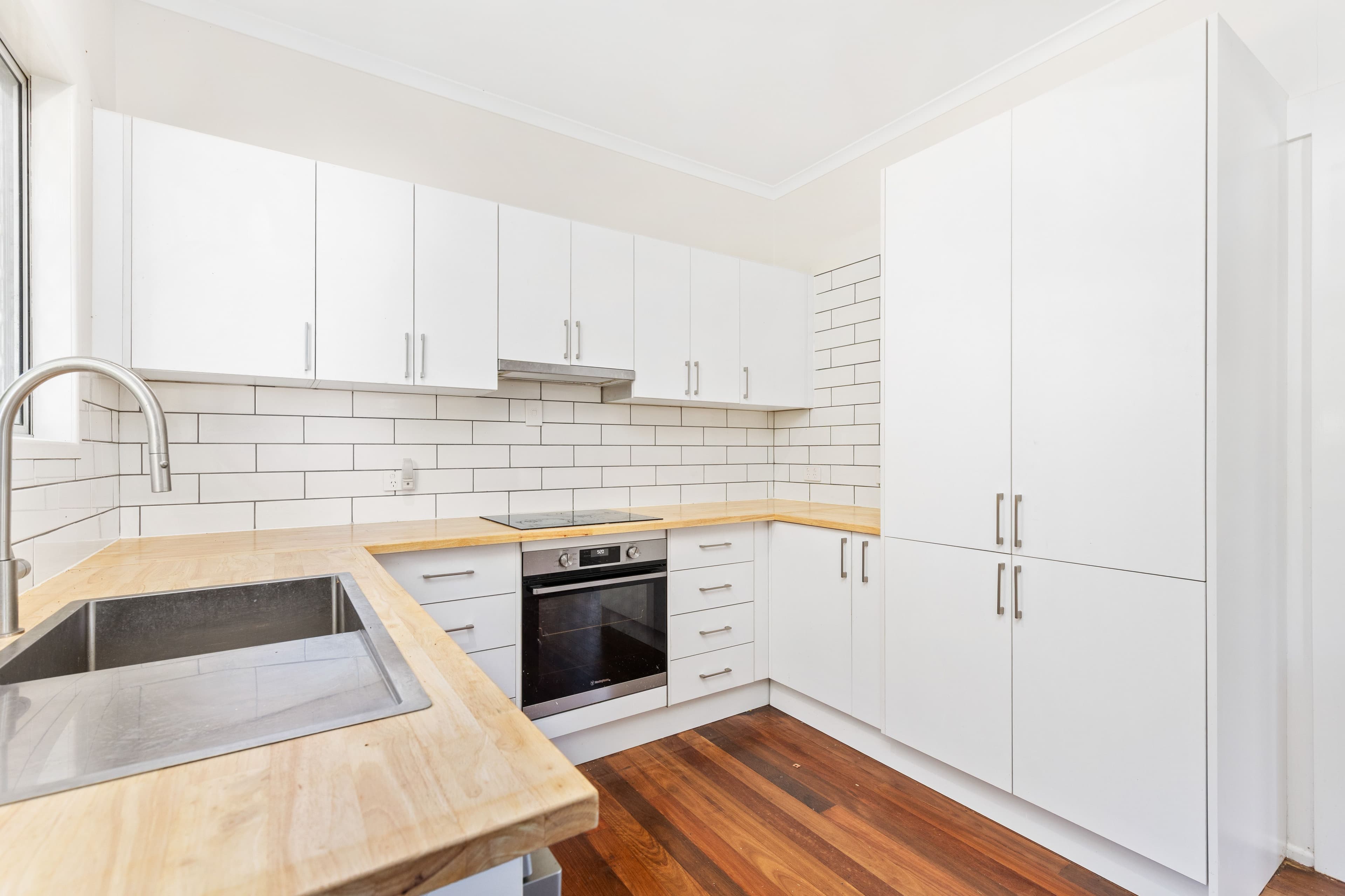 10 Loch Street, Emerald QLD 4720, Emerald - Thumbnail 8