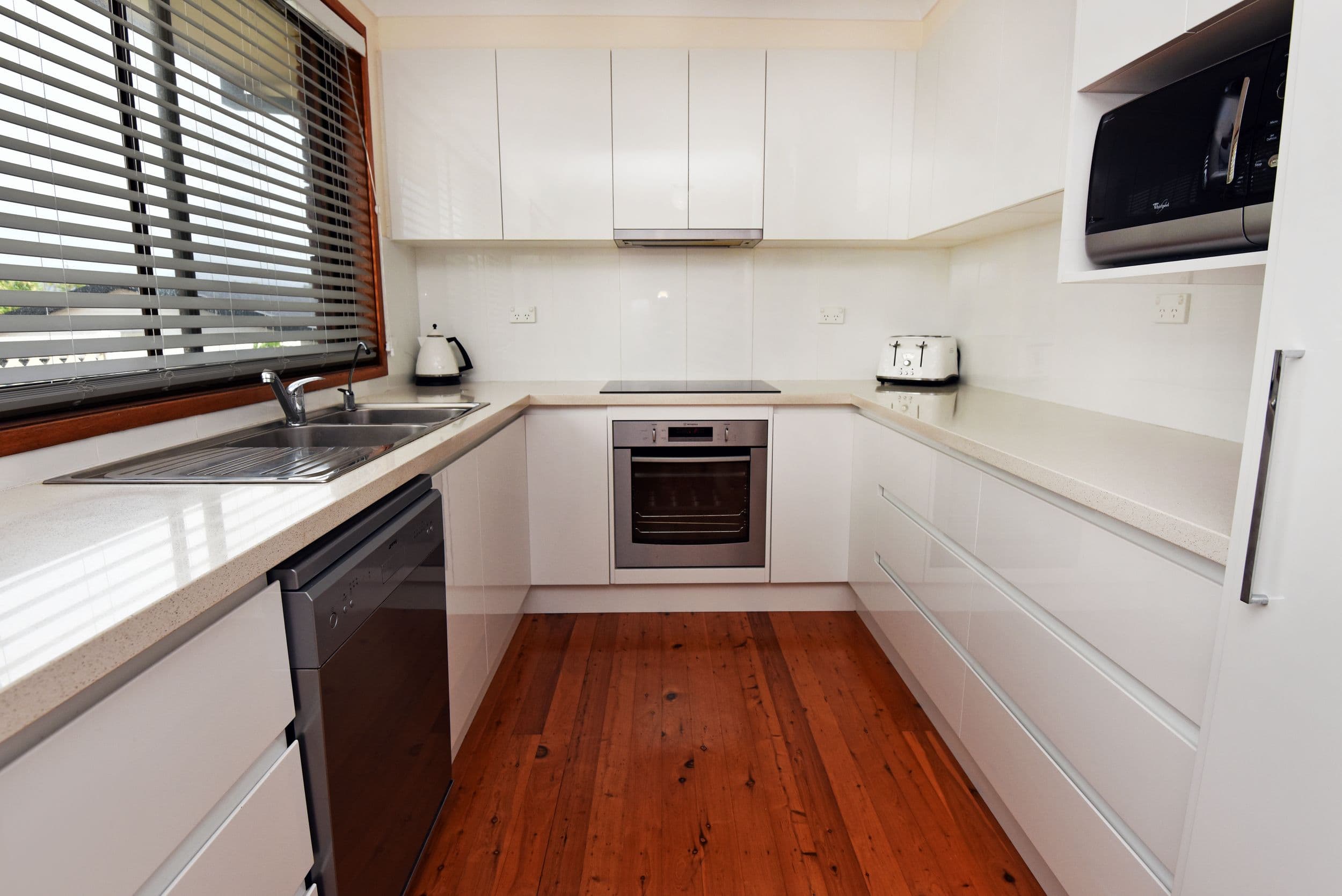 8 Lawrence Avenue, Mount Warrigal - Thumbnail 4