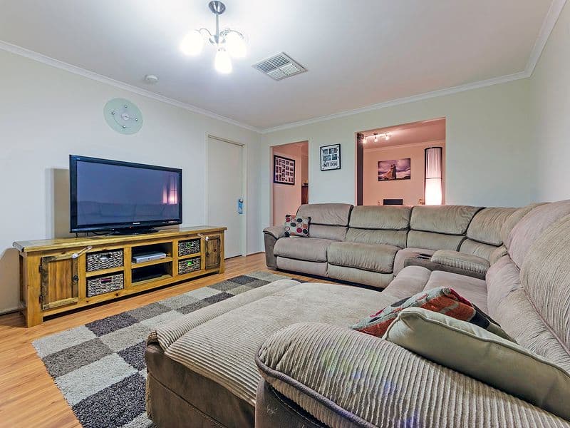 10 Hindmarsh Drive, Wyndham Vale VIC 3024, Wyndham Vale - Thumbnail 2