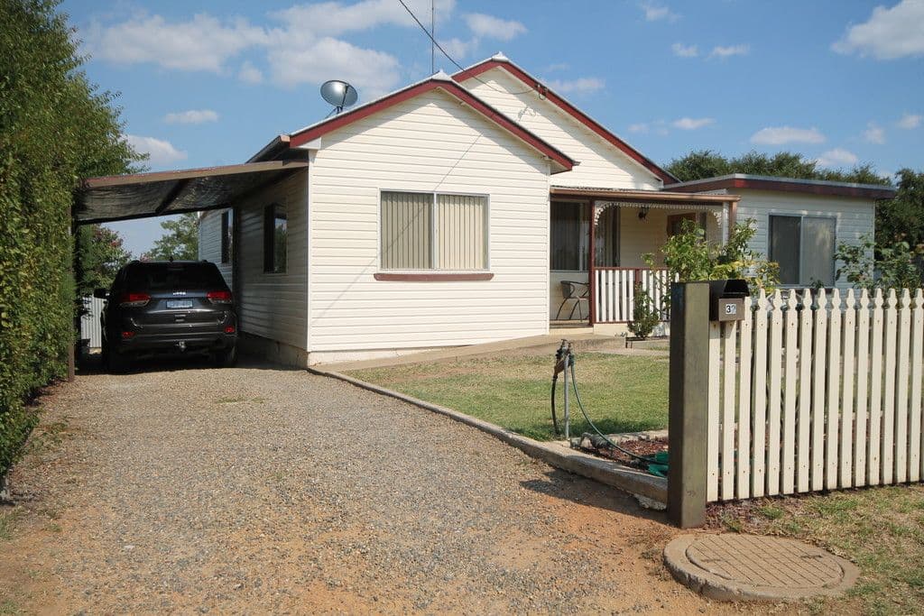 32 Nasmyth Street, Young - Image 1