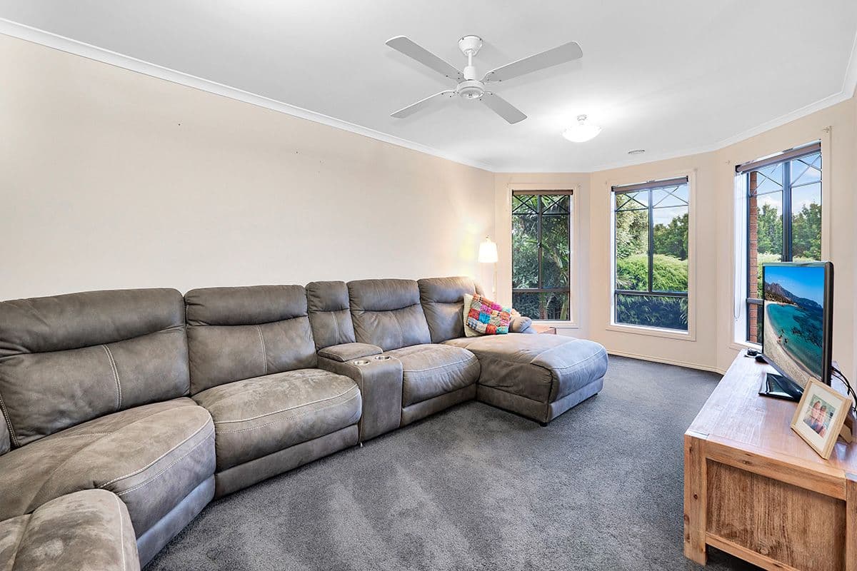 5 Ebony Street, Cranbourne VIC 3977, Cranbourne - Thumbnail 2