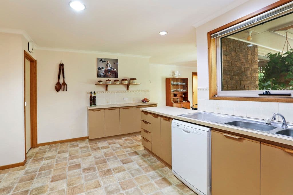 40 Glastonbury Drive, Highton VIC 3216, Highton - Thumbnail 6