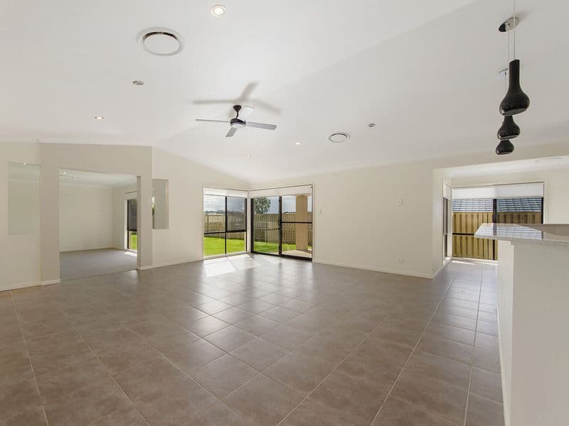 18 Laughlen Chase, Pacific Pines QLD 4211, Pacific Pines - Thumbnail 3