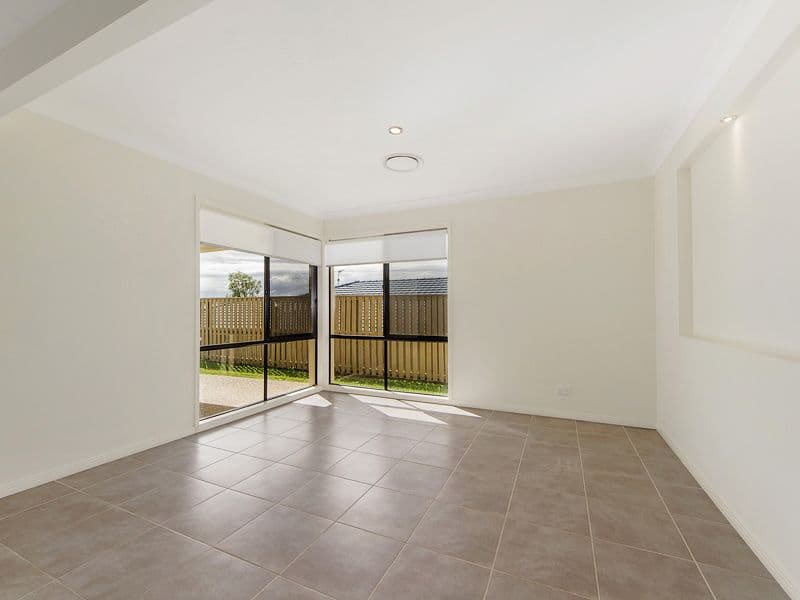 18 Laughlen Chase, Pacific Pines QLD 4211, Pacific Pines - Thumbnail 5