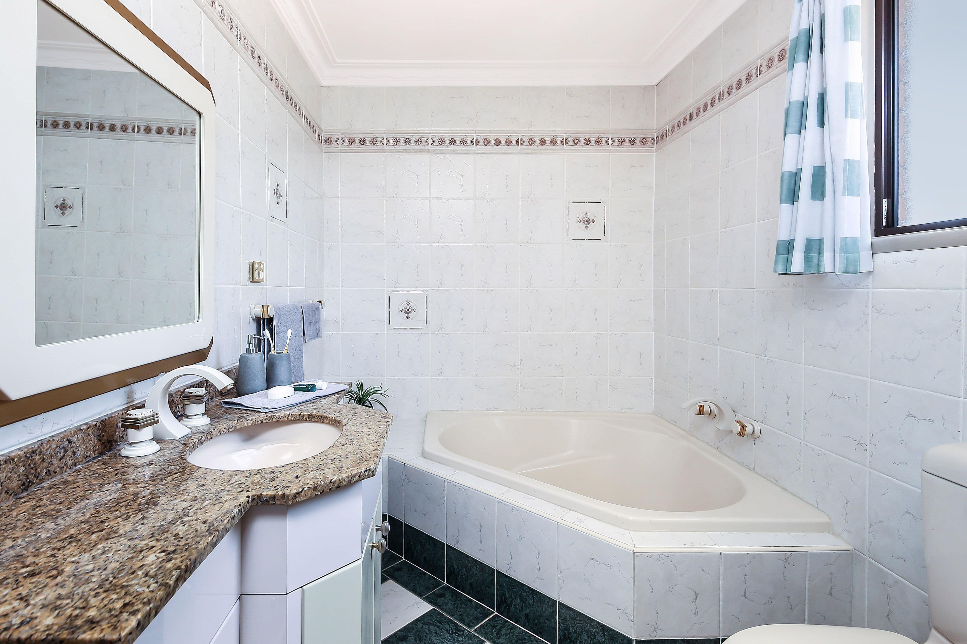 12 Keswick Street, Georges Hall - Thumbnail 7