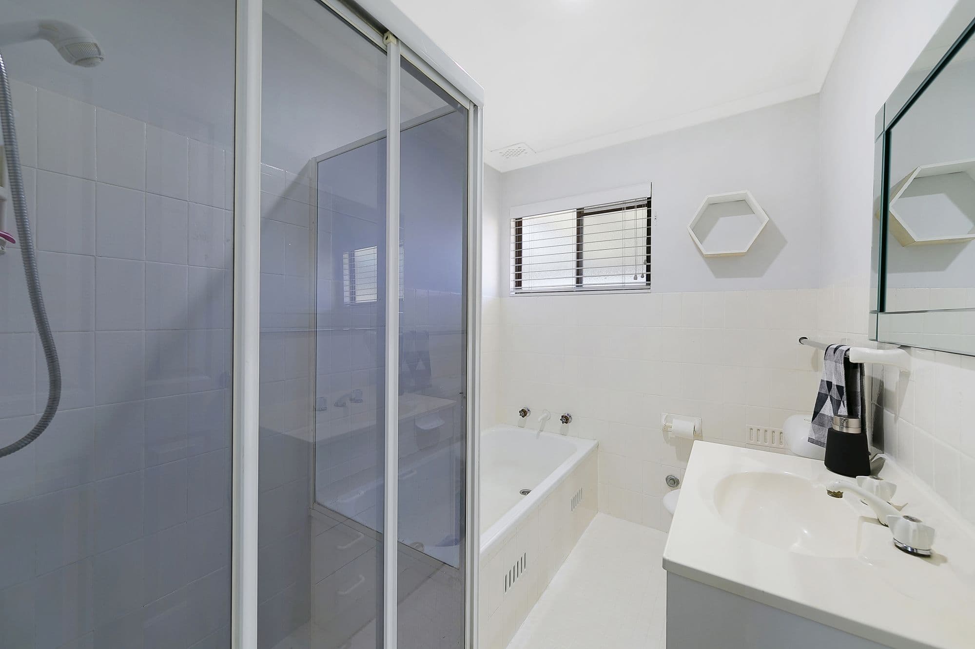 3 Clare Crescent, Berkeley Vale - Thumbnail 5