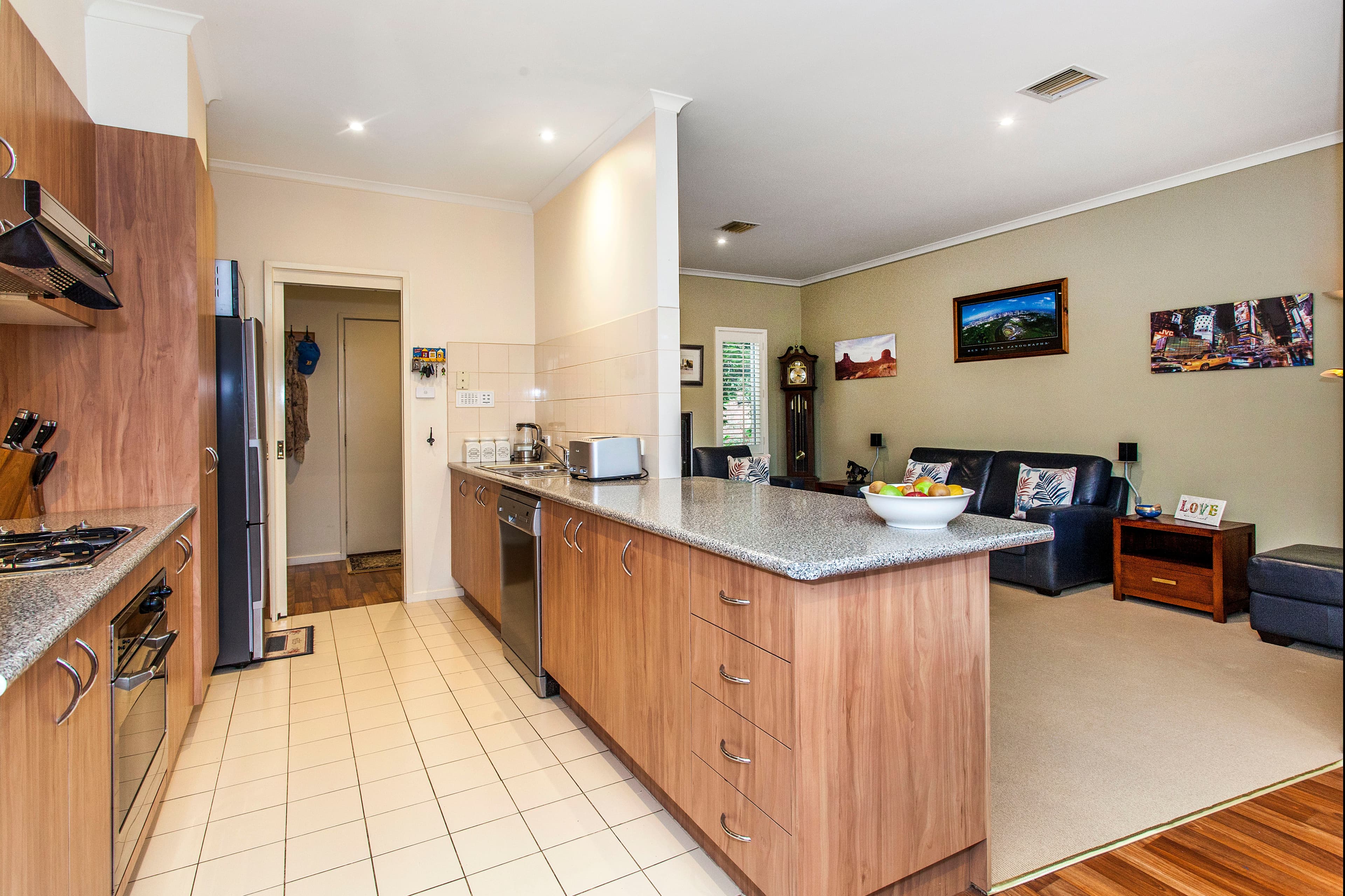 565 Whitehorse Road, Mitcham VIC 3132, Mitcham - Thumbnail 2