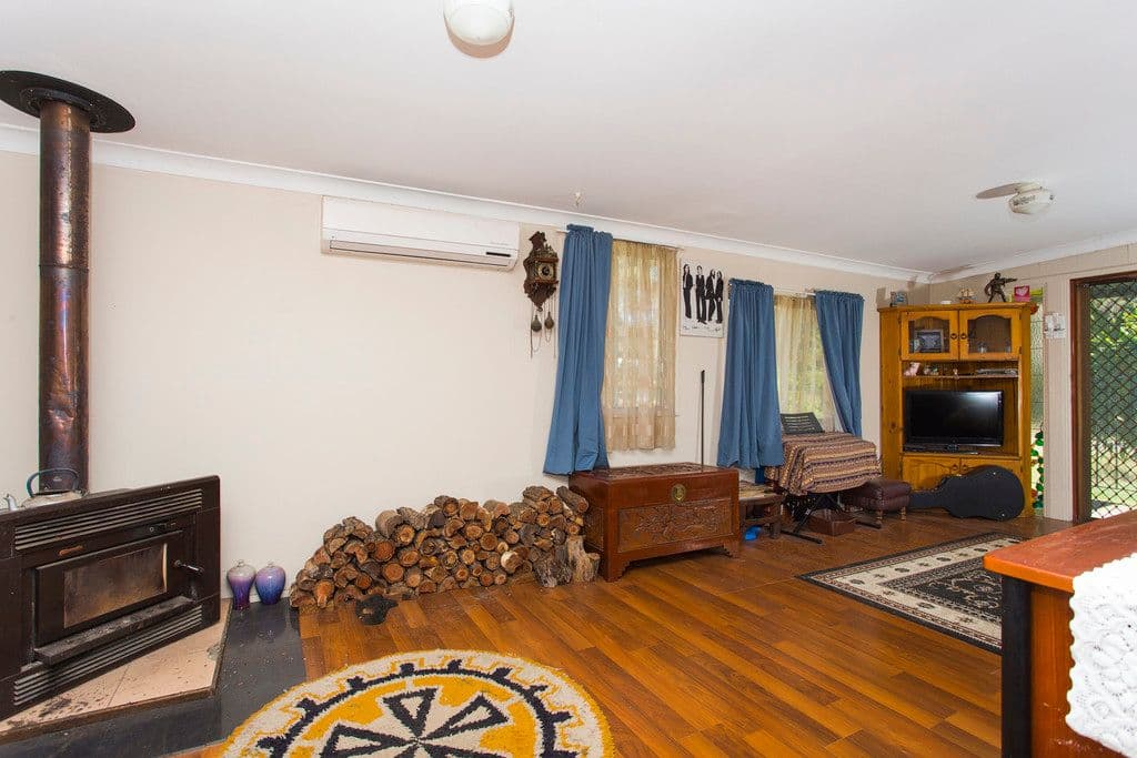18 Lowe Street, Clarence Town - Thumbnail 3