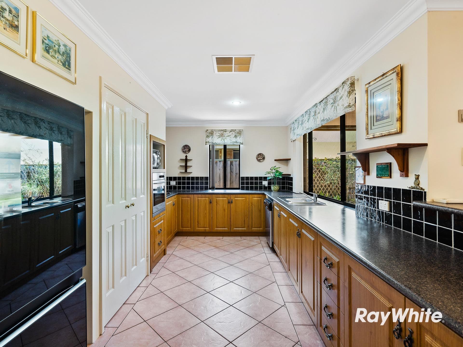5 Seaforth Drive, Halls Head WA 6210, Halls Head - Thumbnail 2