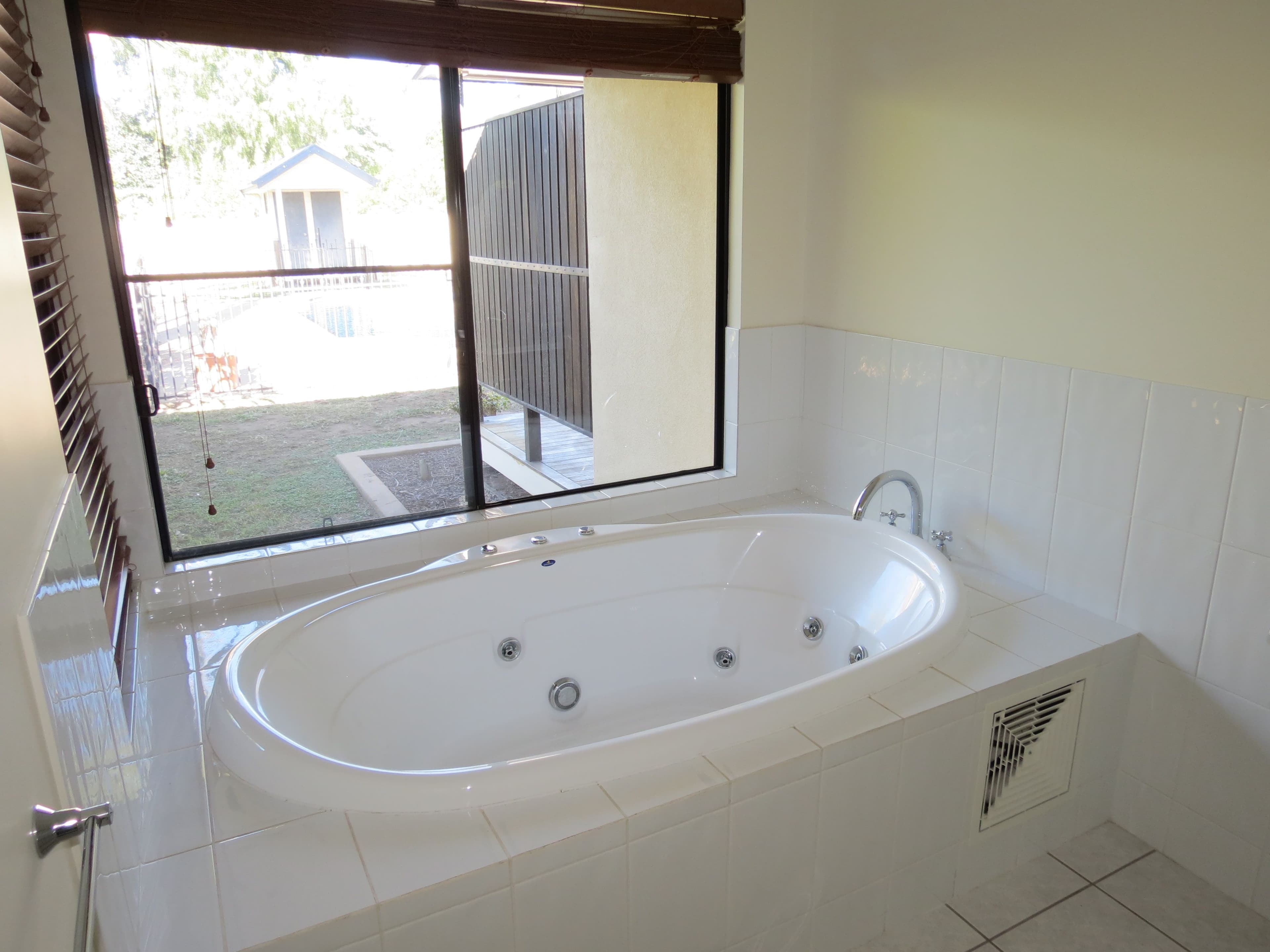 72 Theresa Street, Emerald QLD 4720, Emerald - Thumbnail 6