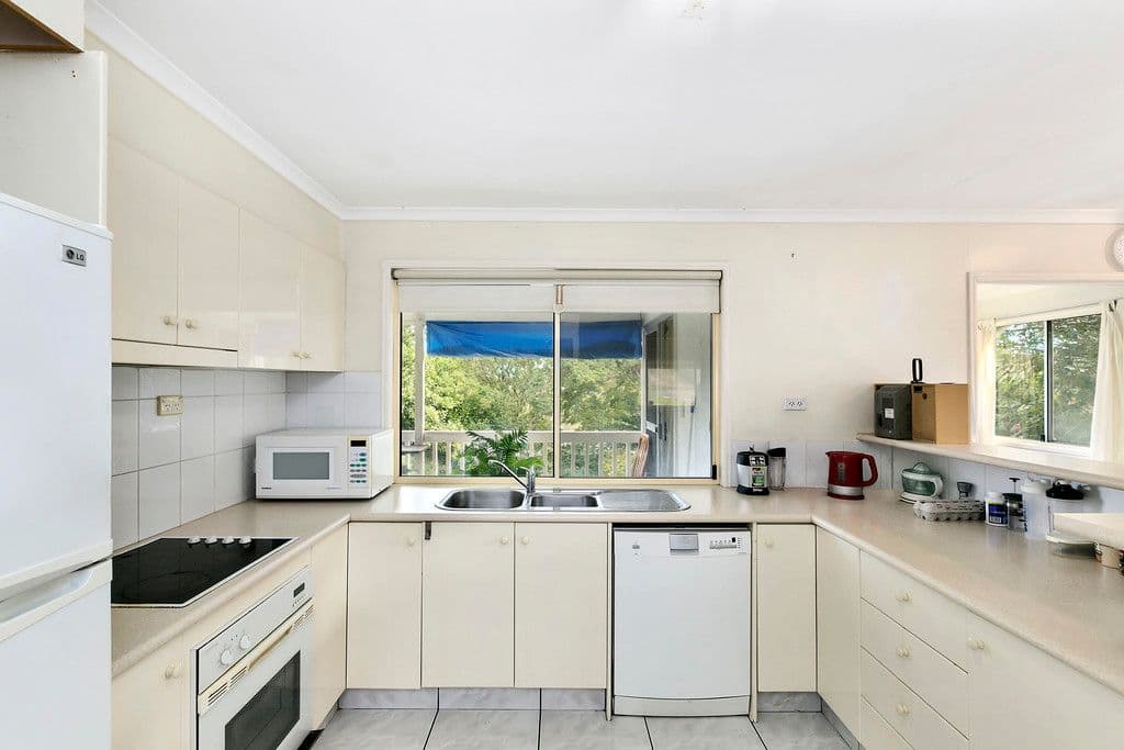 9 Kathleen Avenue, Southport QLD 4215, Southport - Thumbnail 2