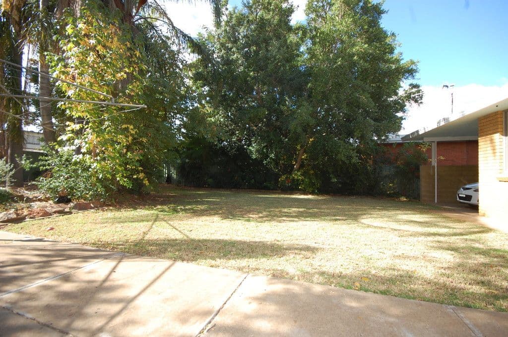 10 Murphy Crescent, Griffith - Thumbnail 8