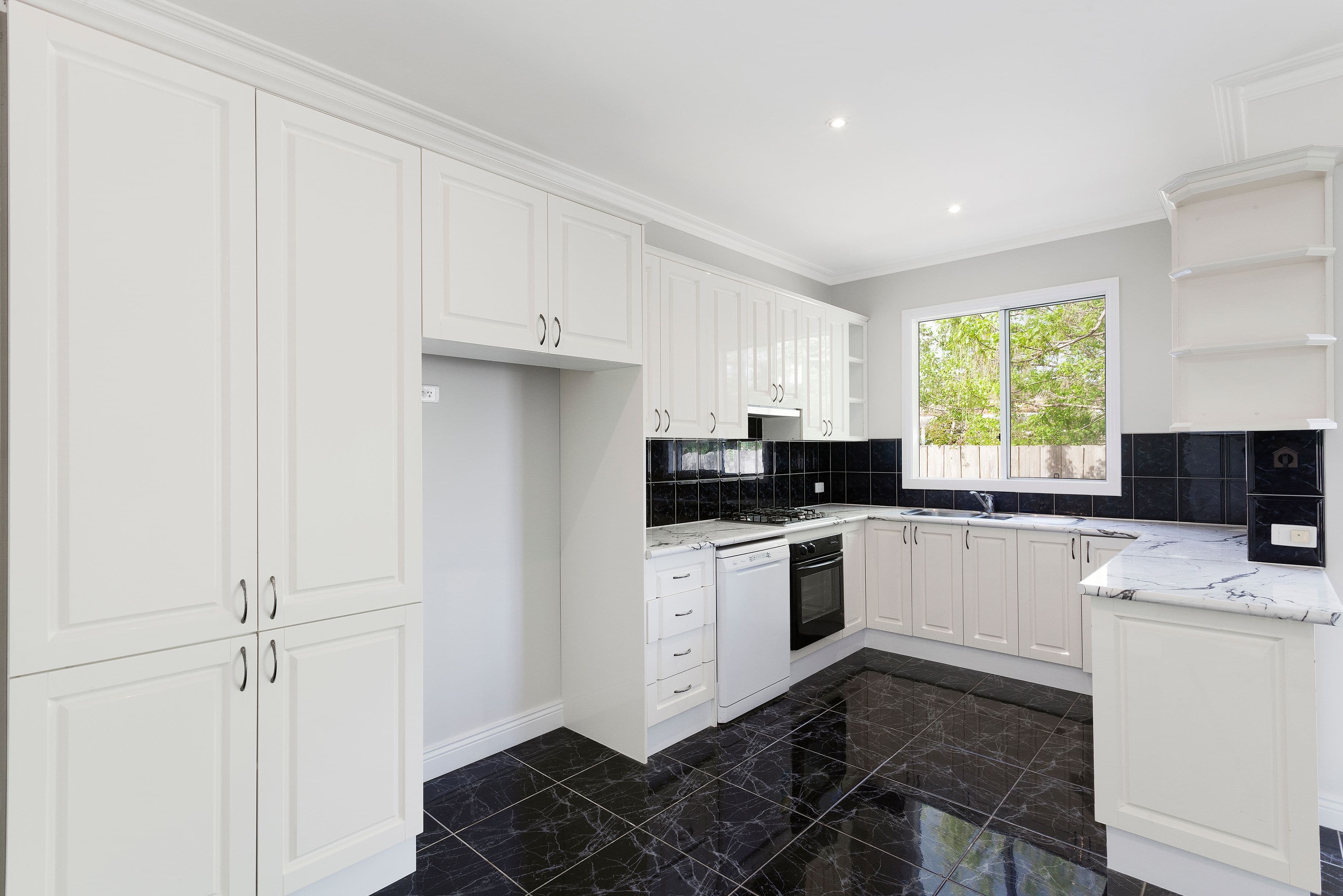 4 Eleebana Avenue, Hughesdale VIC 3166, Hughesdale - Thumbnail 4