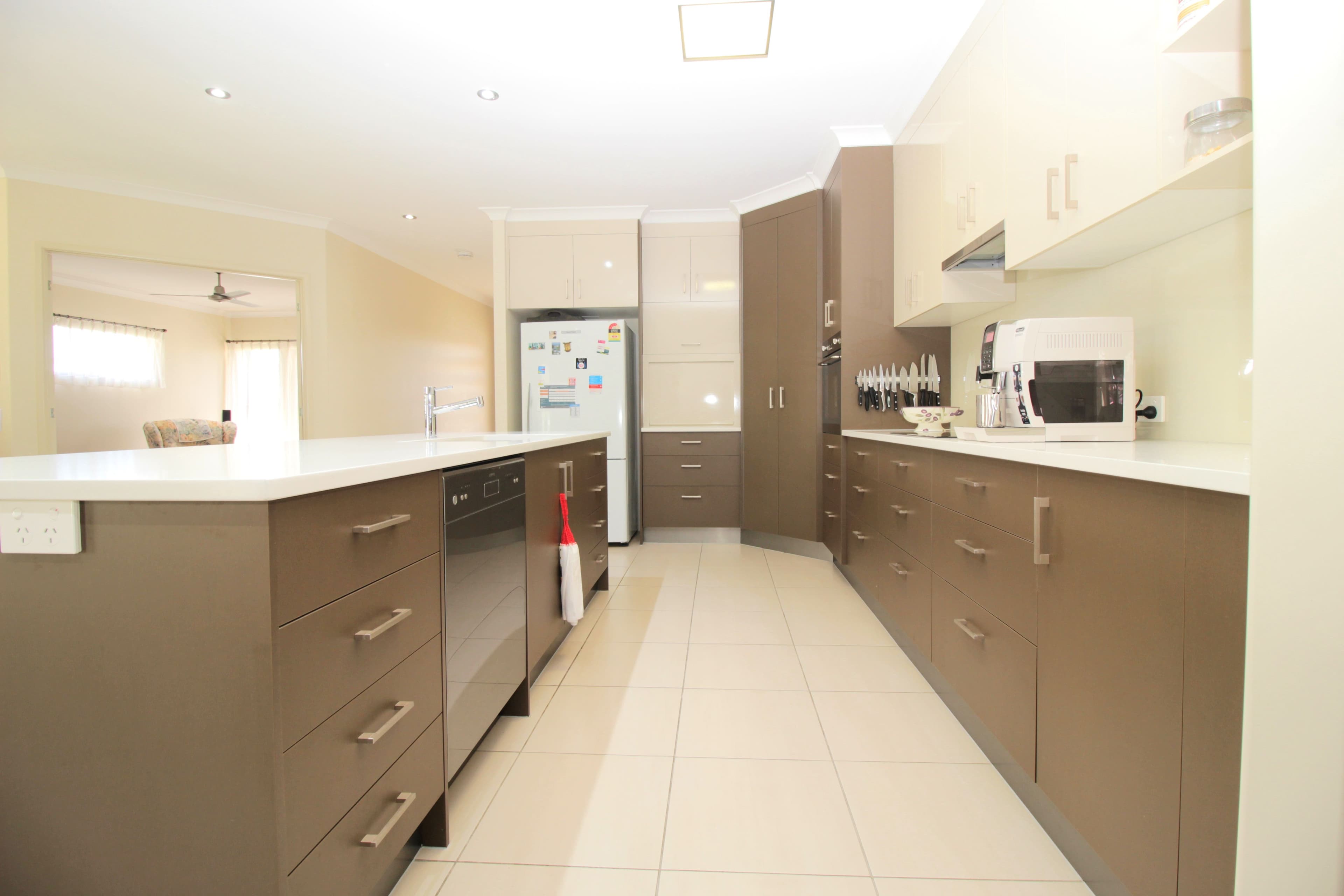 44 Wright Street, Emerald QLD 4720, Emerald - Thumbnail 3