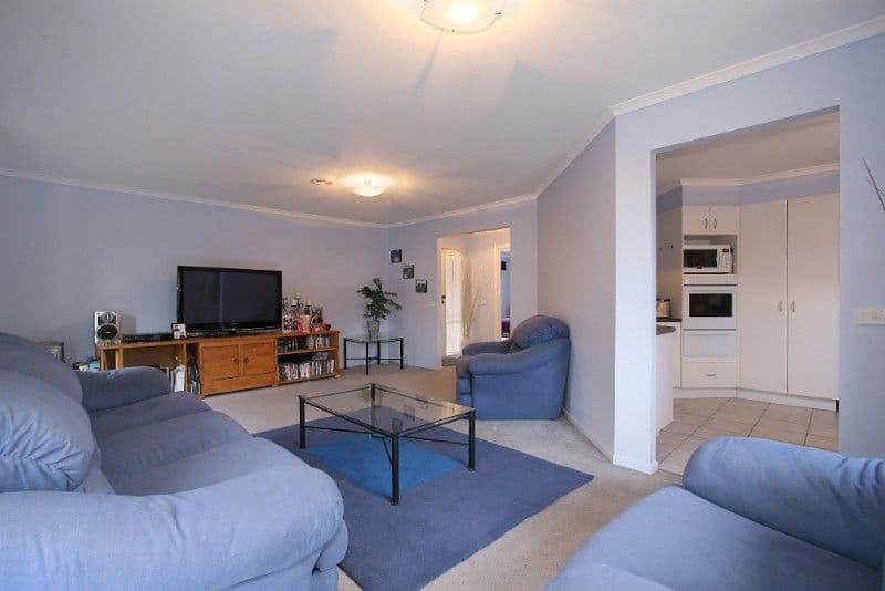 6 Hartsmere Drive, BERWICK VIC 3806, Berwick - Thumbnail 2
