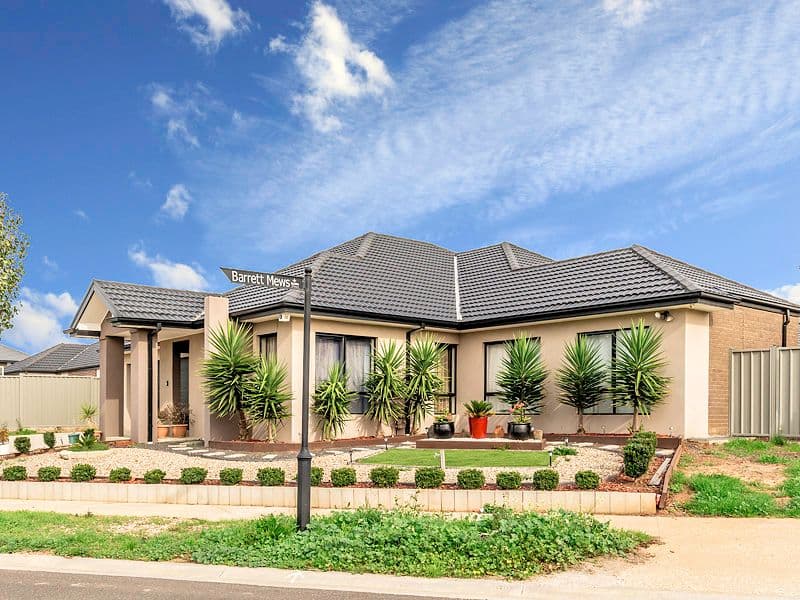 11 McLaren Chase, Caroline Springs VIC 3023, Caroline Springs - Thumbnail 2