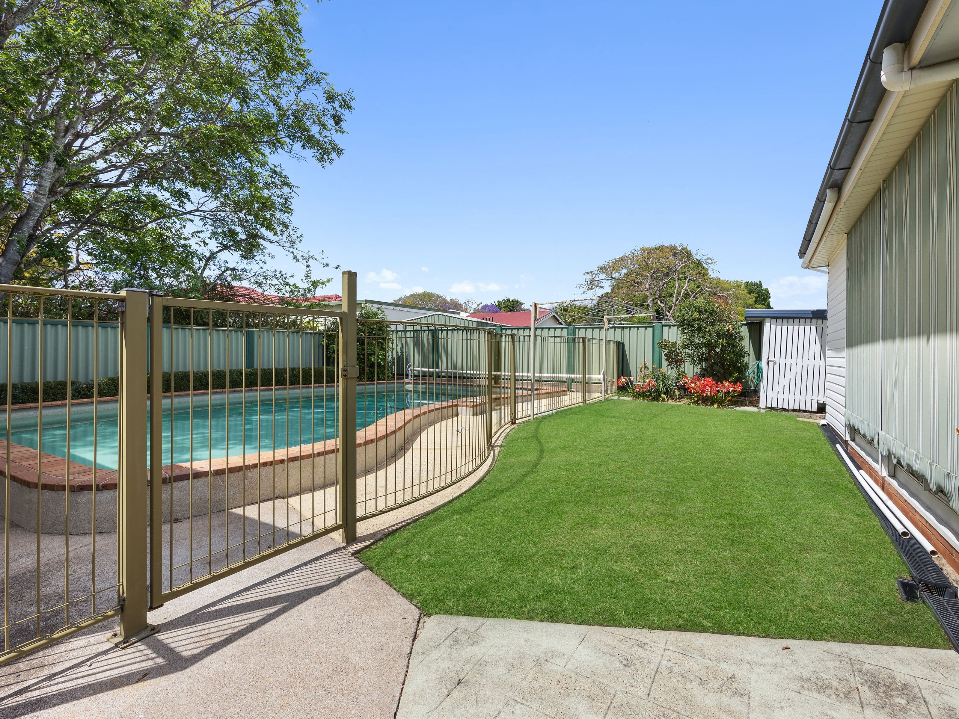 2 Molloy Street, Silkstone QLD 4304, Silkstone - Thumbnail 2