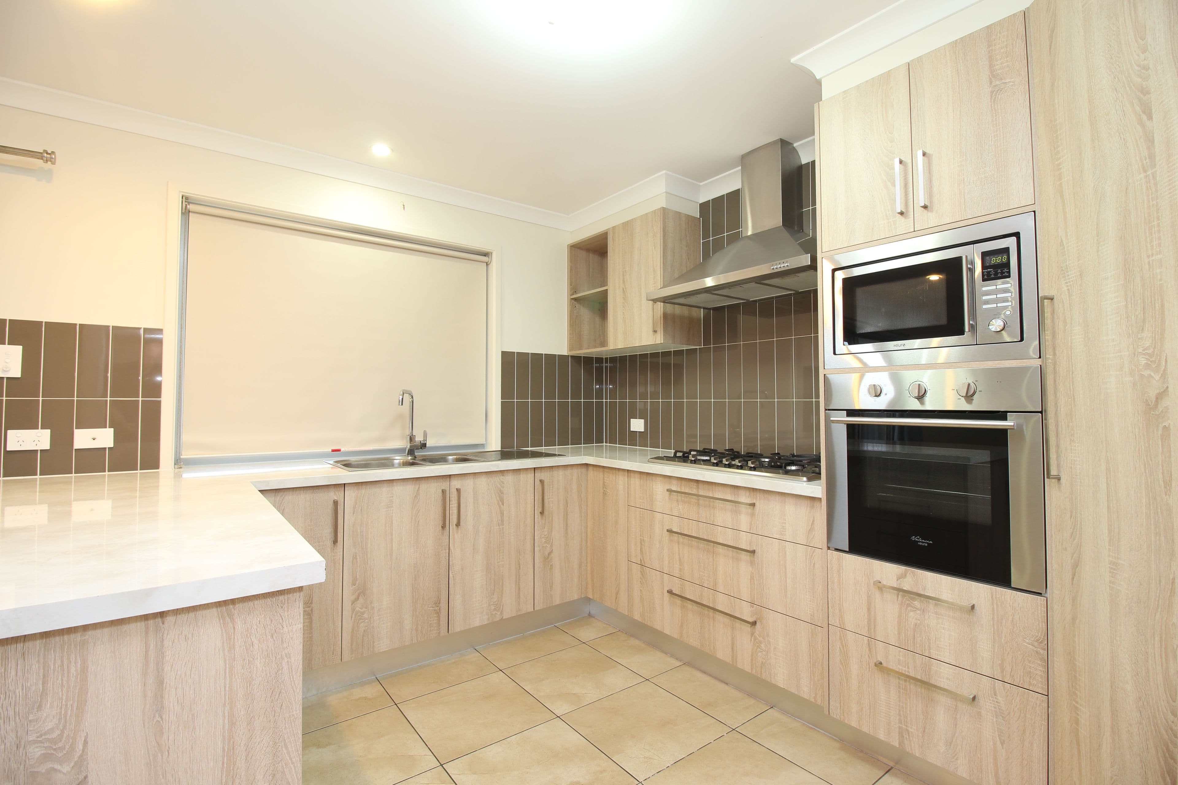 180 Opal Street, Emerald QLD 4720, Emerald - Thumbnail 2