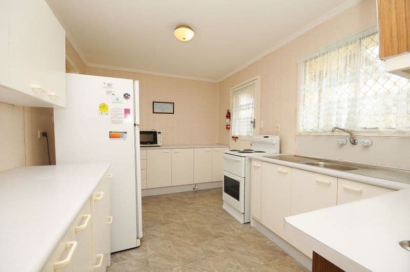 10 Porter Street, REDCLIFFE QLD 4020, Redcliffe - Thumbnail 2