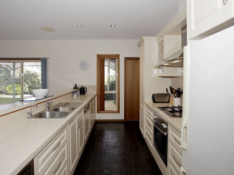 18 The Parkway, Aberfoyle Park - Thumbnail 6