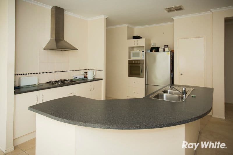 14 Barwon Drive, PAKENHAM VIC 3810, Pakenham - Thumbnail 2