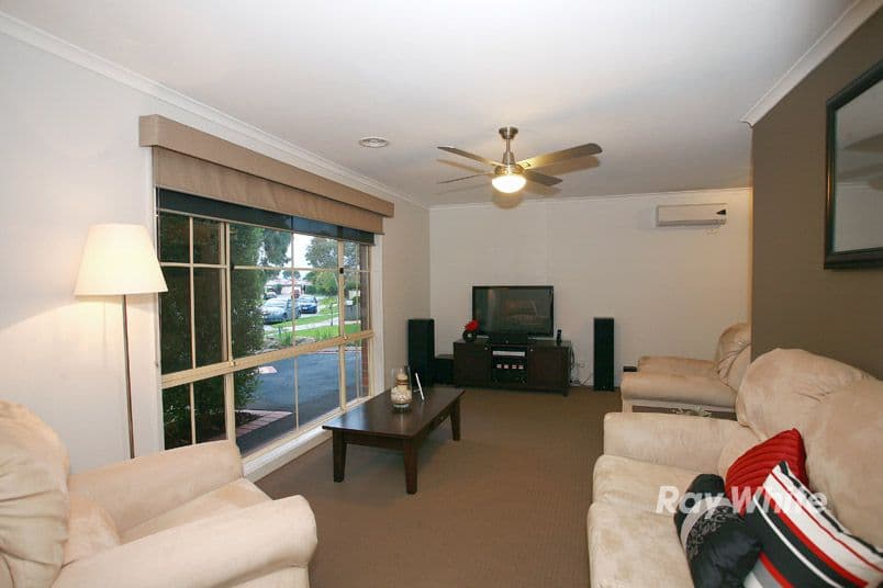 6 Jacinta Drive, CRANBOURNE VIC 3977, Cranbourne West - Thumbnail 4