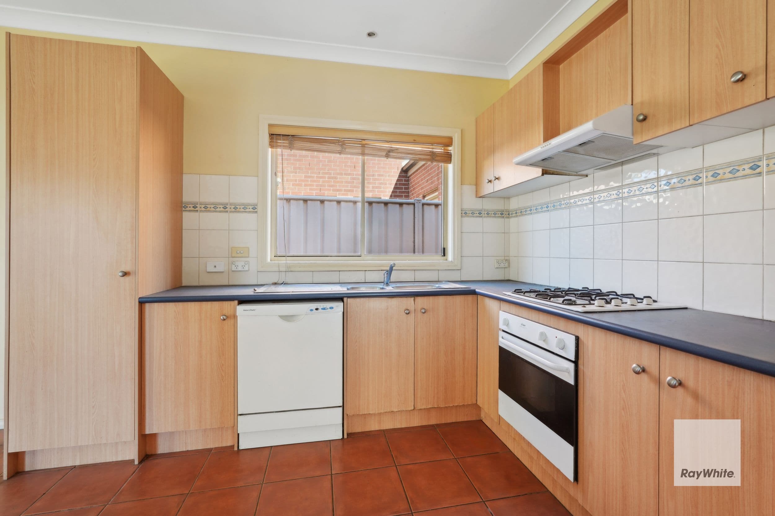 5 Betchworth Close, Caroline Springs VIC 3023, Caroline Springs - Thumbnail 3