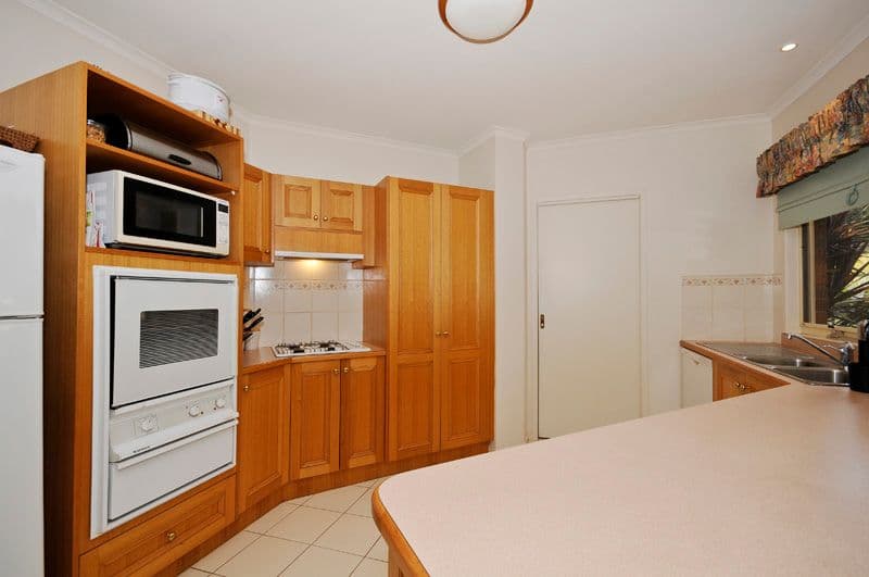 8 COMMERFORD Place, CHIRNSIDE PARK VIC 3116, Chirnside Park - Thumbnail 3