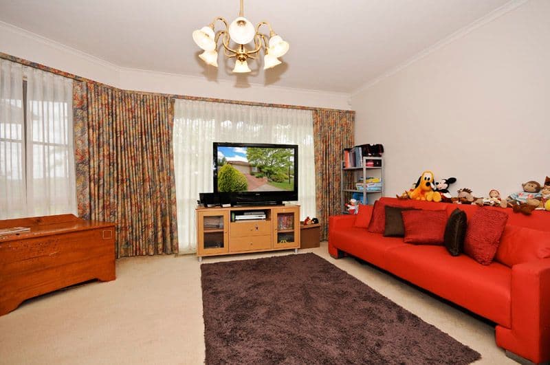 8 COMMERFORD Place, CHIRNSIDE PARK VIC 3116, Chirnside Park - Thumbnail 5