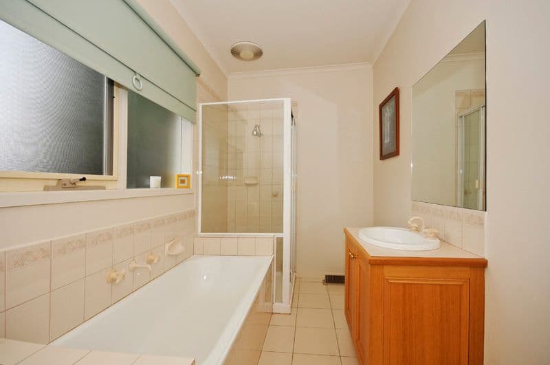 8 COMMERFORD Place, CHIRNSIDE PARK VIC 3116, Chirnside Park - Thumbnail 7