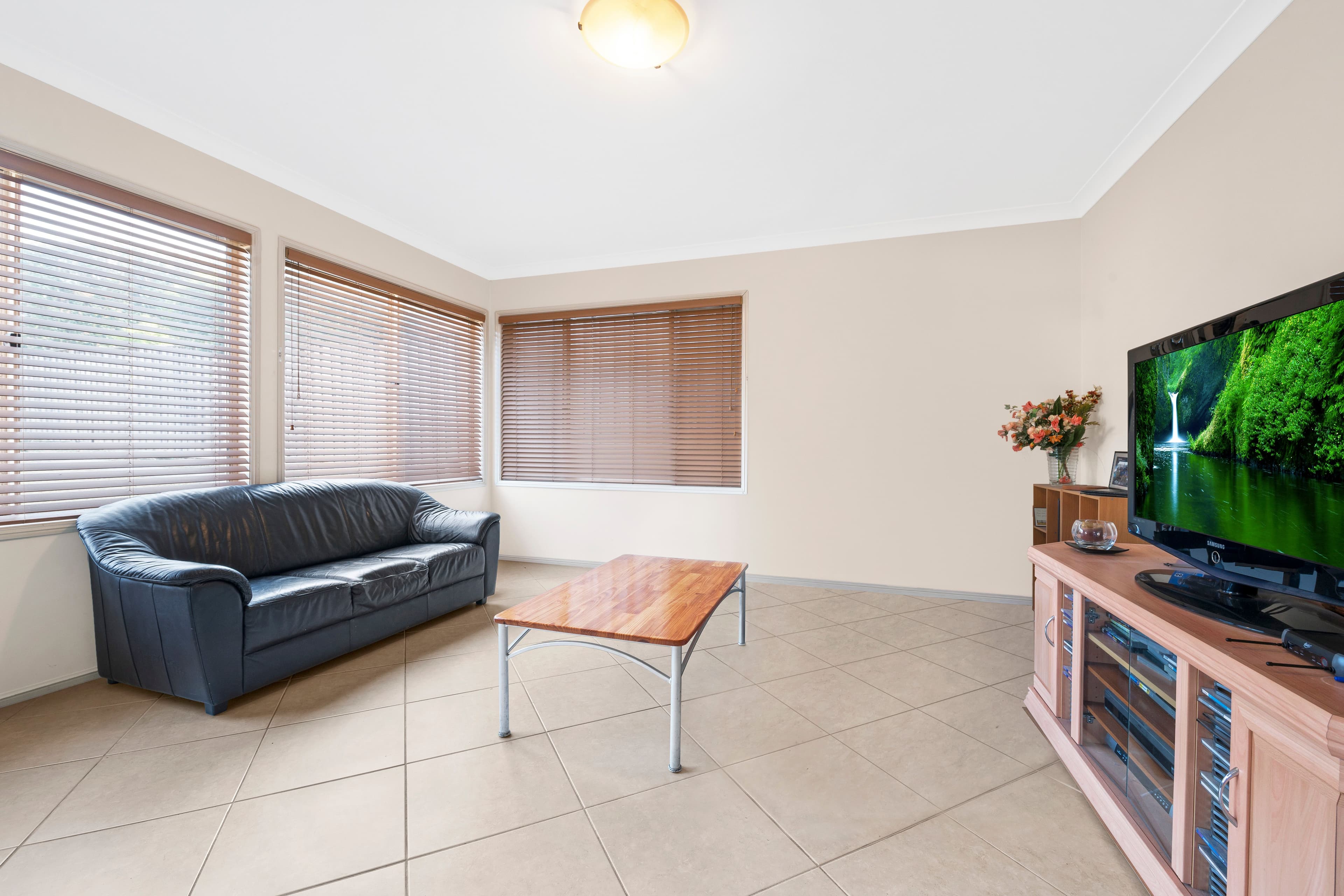 27 Fernleaf Crescent, Beaumont Hills - Thumbnail 2