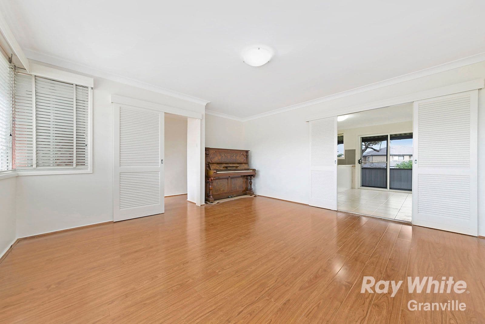 11 Arana Close, Georges Hall - Thumbnail 2