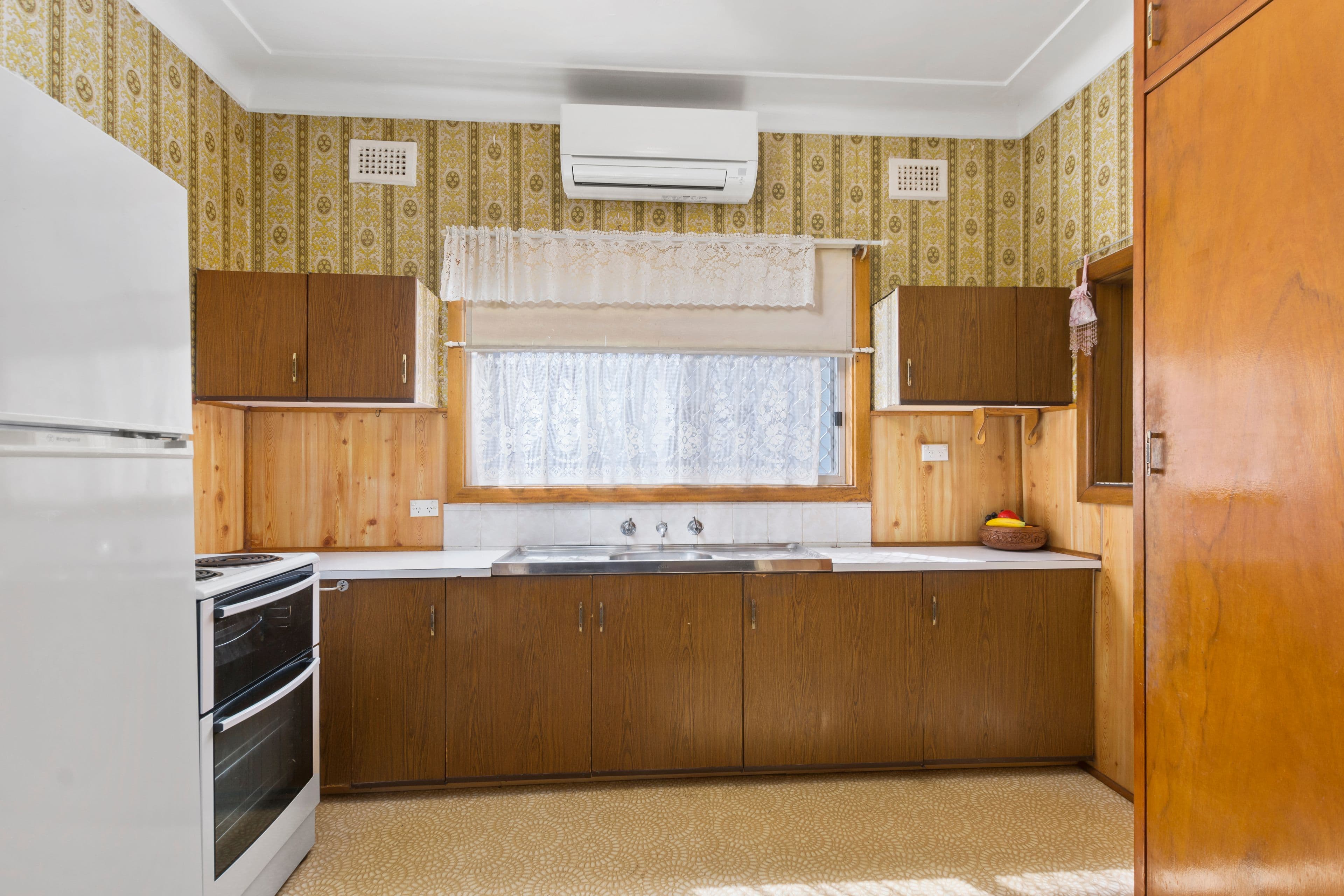 12 Gilbert Street, Corrimal NSW 2518, Corrimal - Thumbnail 2