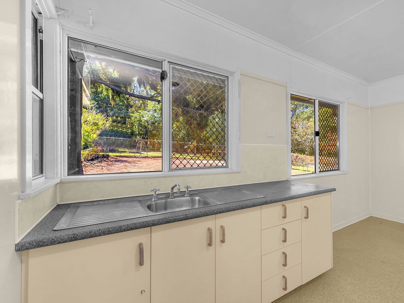 24 Topaz Street, Holland Park QLD 4121, Holland Park - Thumbnail 3