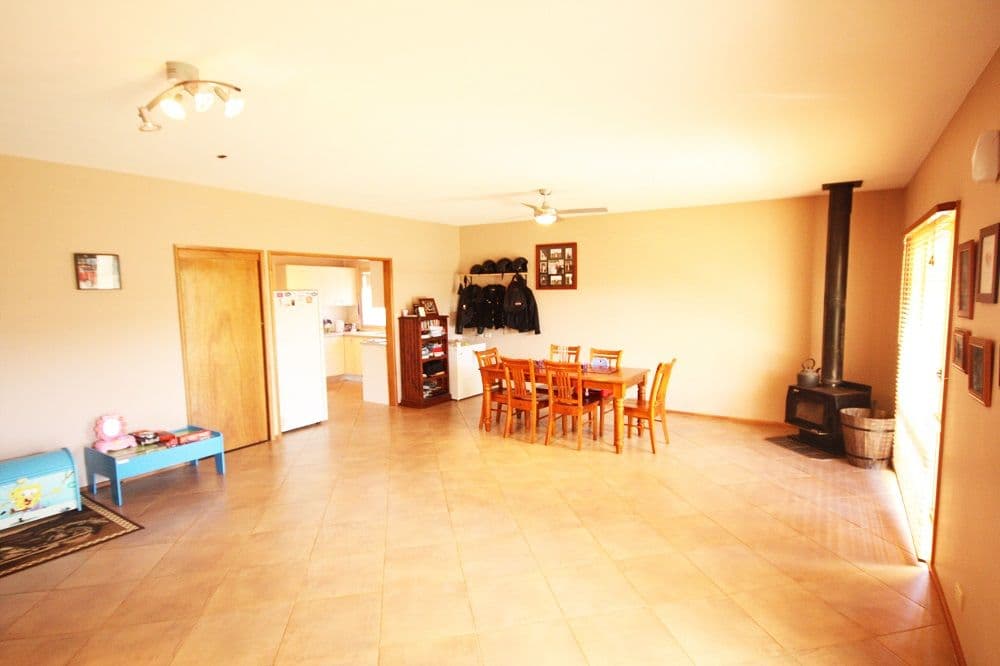 14 Farnsworth Avenue, CAMPBELLTOWN NSW 2560, Campbelltown - Thumbnail 4