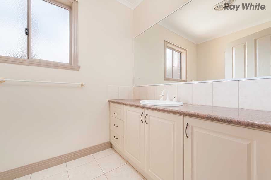 6 Northampton Crescent, Caroline Springs VIC 3023, Caroline Springs - Thumbnail 3