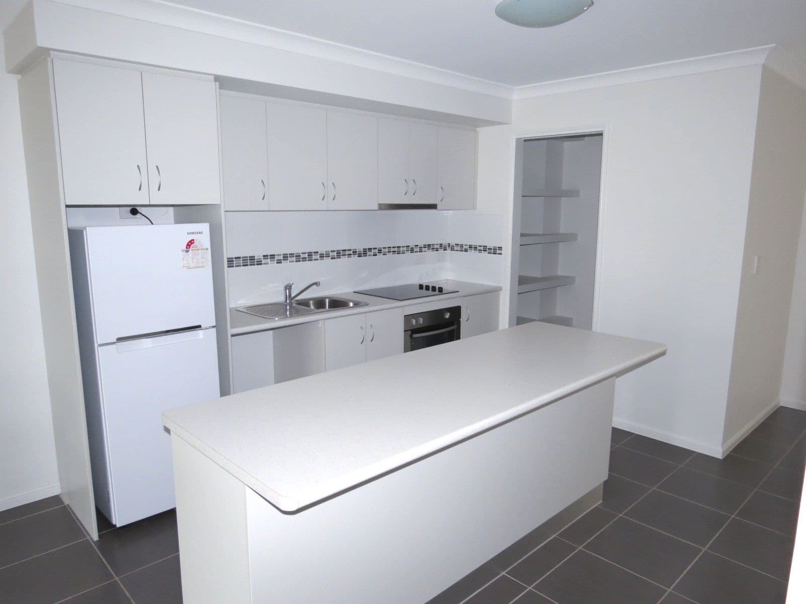 18 Theresa Street, EMERALD QLD 4720, Emerald - Thumbnail 2