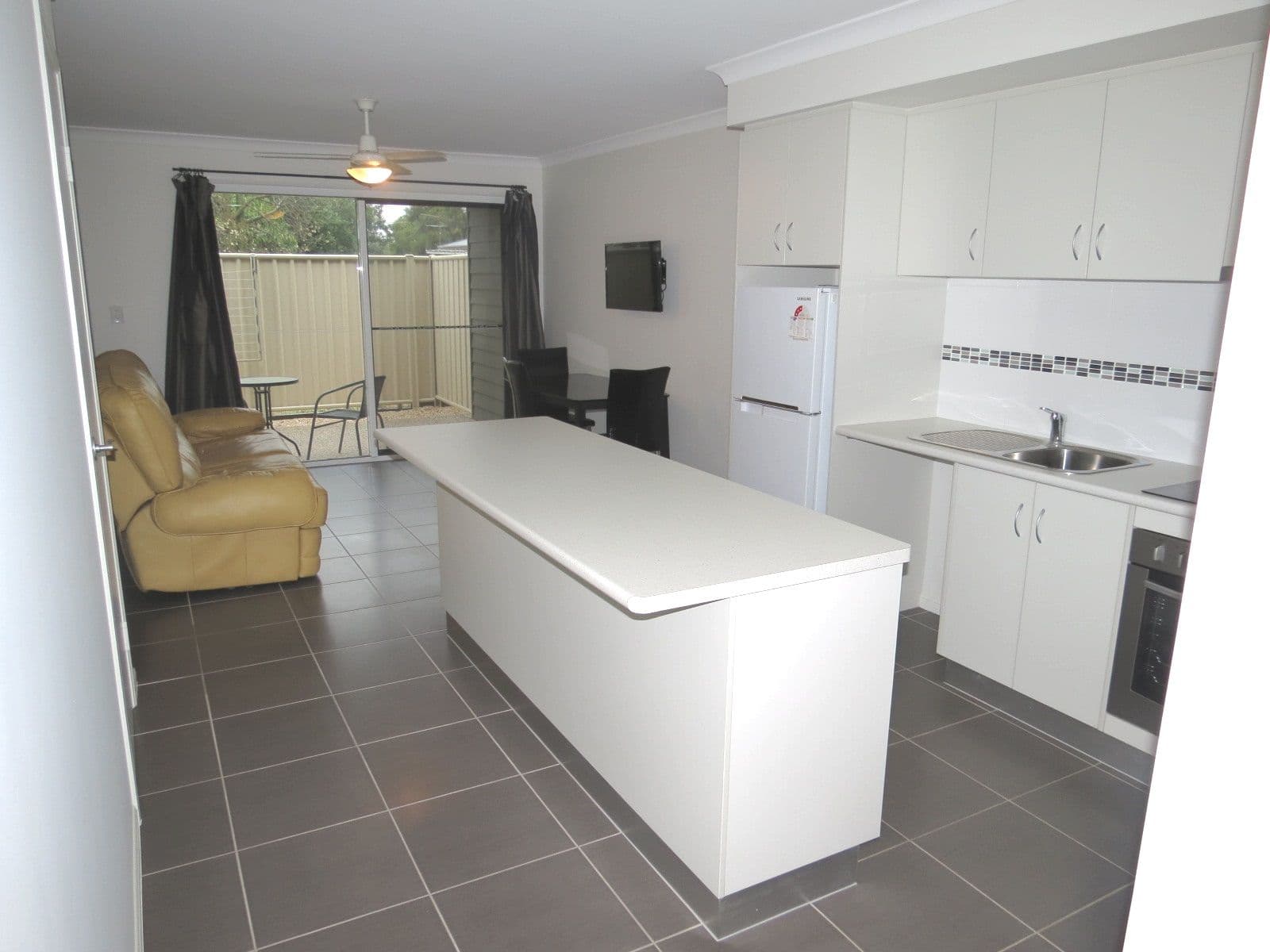 18 Theresa Street, EMERALD QLD 4720, Emerald - Thumbnail 3