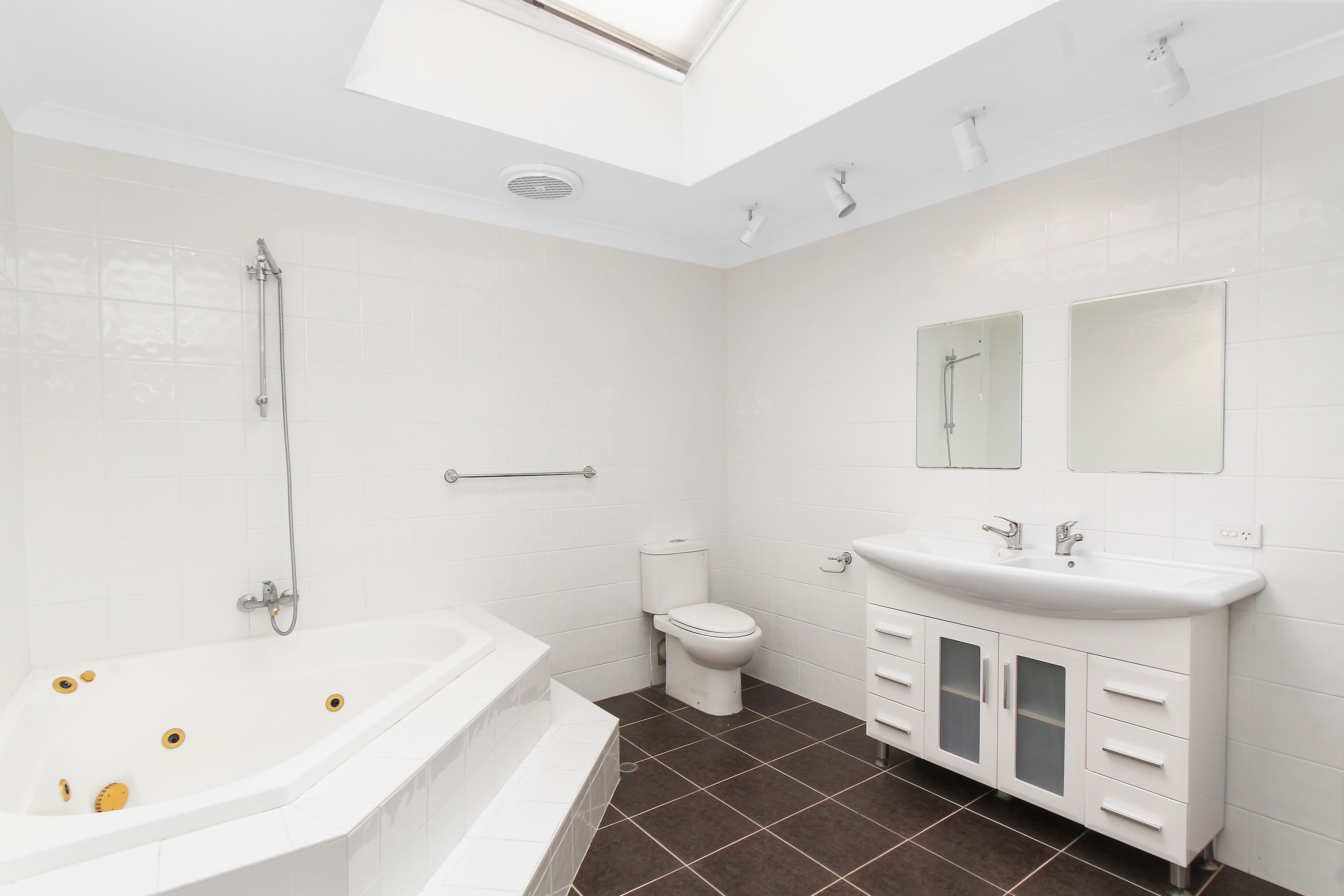 37 Corio Road, Prairiewood - Thumbnail 4