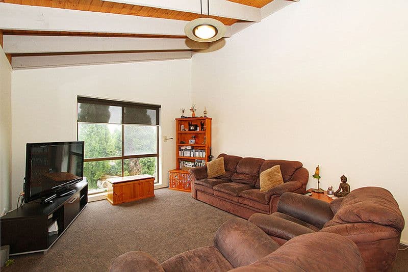 35 Centenary Drive, MILL PARK VIC 3082, Mill Park - Thumbnail 6