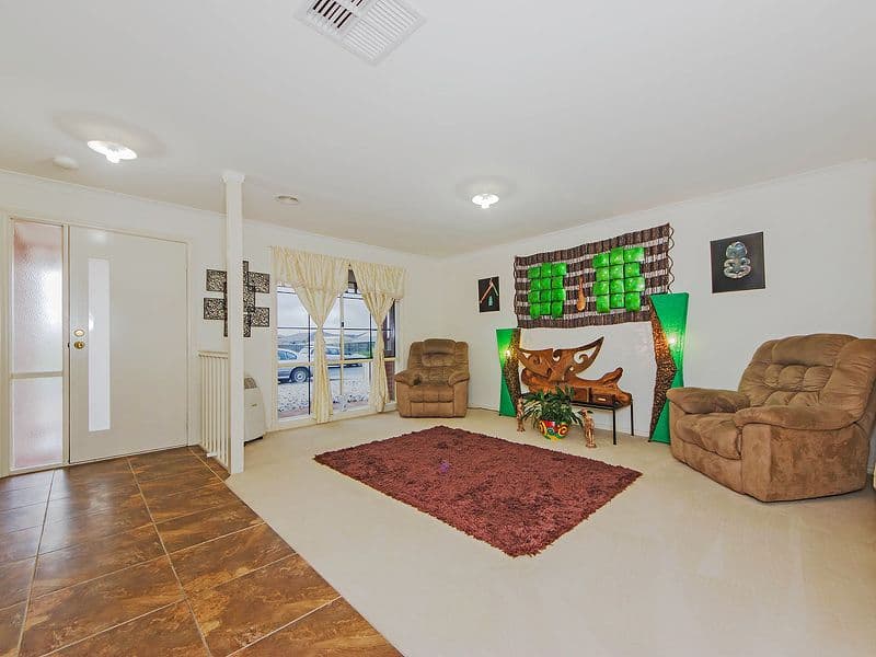 30 Jacaranda Drive, TAYLORS HILL VIC 3037, Taylors Hill - Thumbnail 2