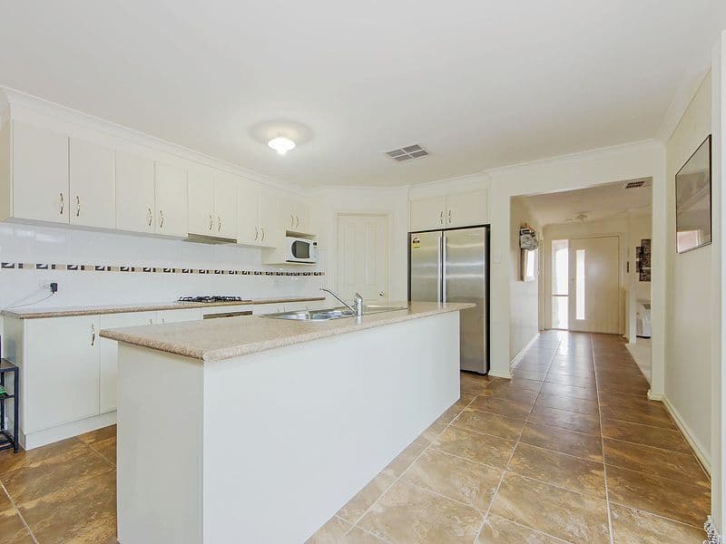 30 Jacaranda Drive, TAYLORS HILL VIC 3037, Taylors Hill - Thumbnail 4
