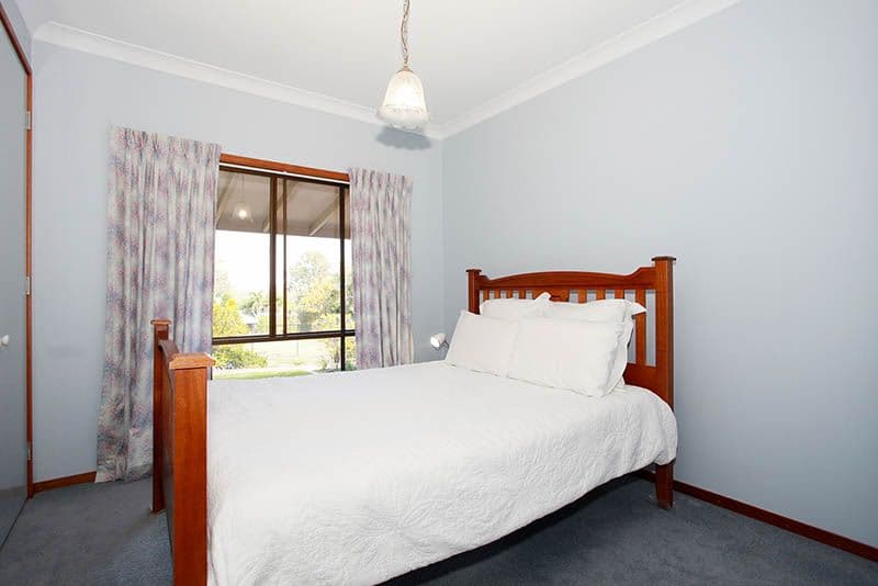 2 Bowles Court, MOUNT OMMANEY QLD 4074, Mount Ommaney - Thumbnail 3