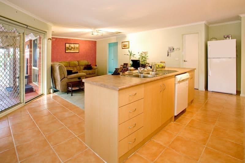 8 McCubbin Court, CORIO VIC 3214, Corio - Thumbnail 2