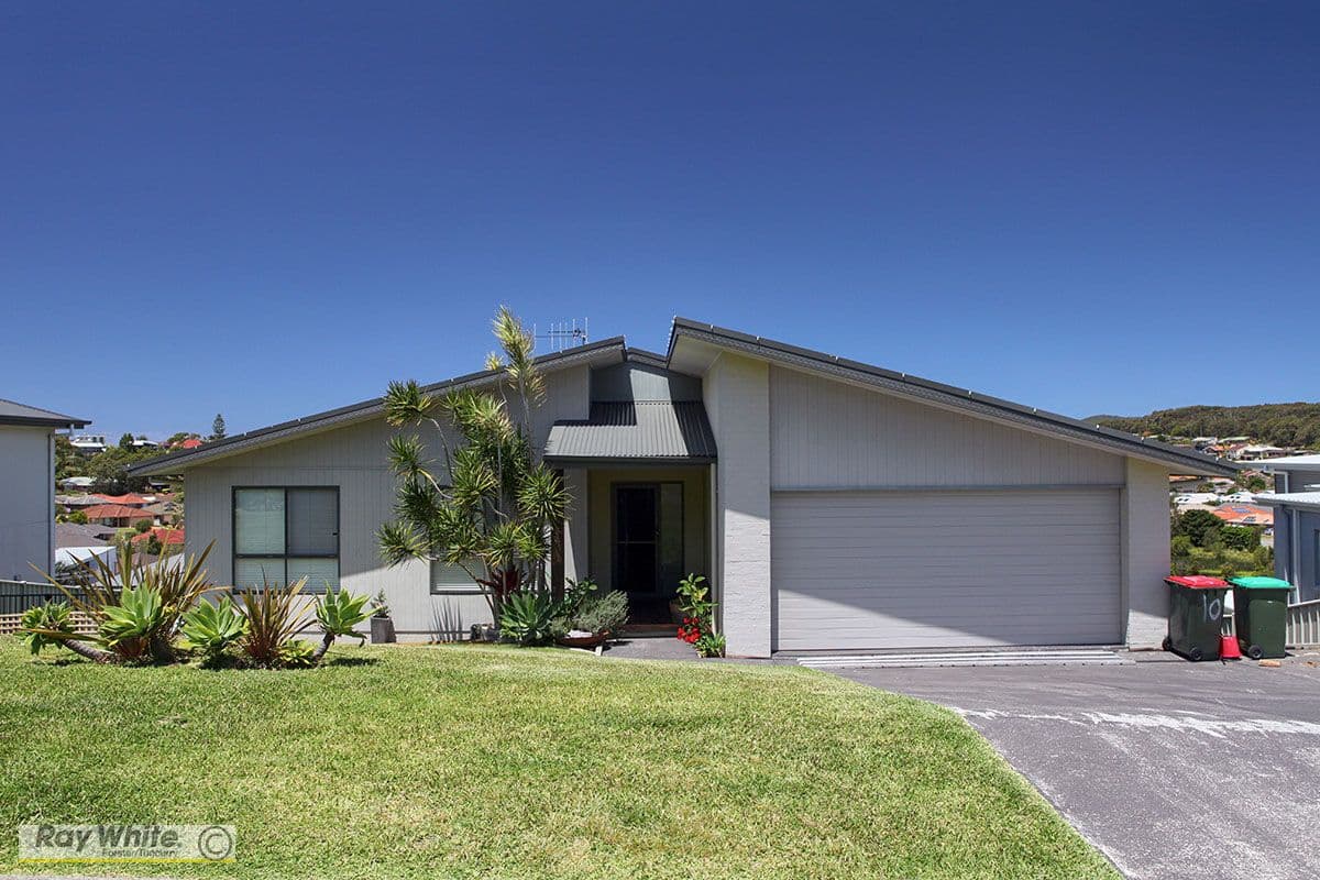 10 Manara Crescent, Forster - Image 1